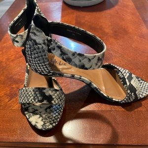 Nearly brand new stylish sandals